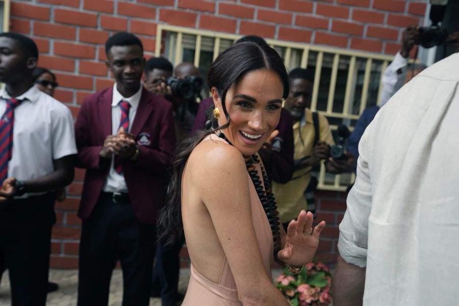 Meghan Markle besucht im schulterfreien Kleid eine Schule in Nigeria.