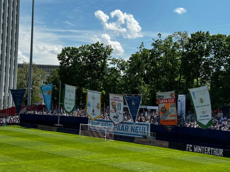 Die Fans des FC Zürich zeigen in Winterthur eine grosse Choreo.