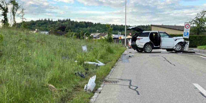 Autofahrer prallt in Zuchwil in Betonsockel. Unfall in Zuchwil