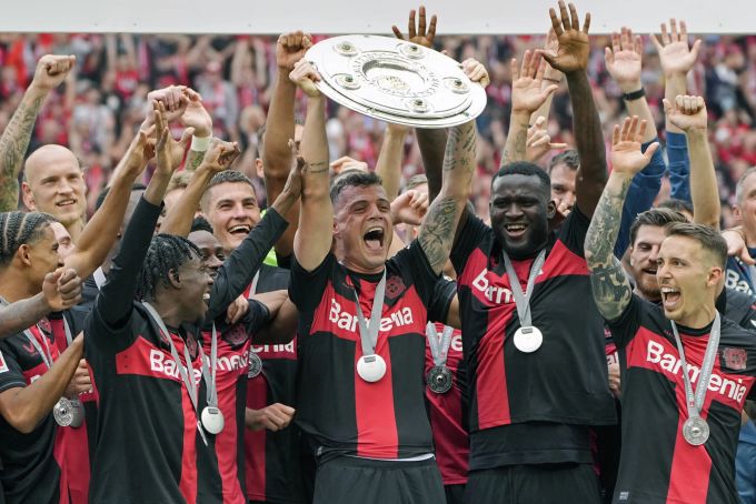 Granit Xhaka jubelt mit der Bundesliga-Meisterschale. Granit Xhaka