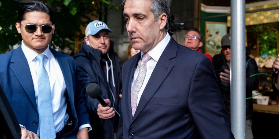 Michael Cohen (r) wurde als Trumps rechtlicher «Ausputzer» bekannt - mit enger Beziehung und direktem Zugang zum ehemaligen Präsidenten.