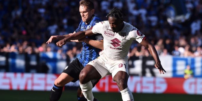 Atlanta Bergamo vs. FC Turin in der Serie A: Rafael Toloi (l) und Turin's Duvan Zapata (r) im Duell. Serie A Atalanta BC