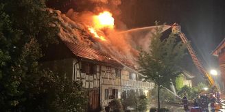 Hoher Sachschaden - Brand zerstört Dachstock von Haus in Andelfingen ZH