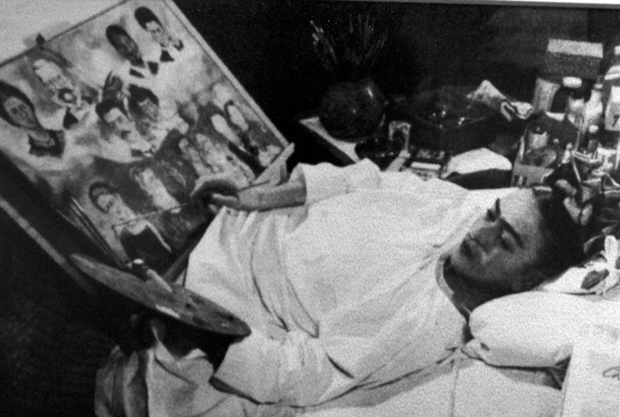 Frida Kahlo malt in ihrem Krankenbett. (Archivbild)