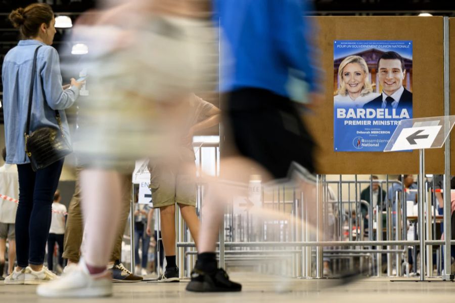 Die rechtsextreme Partei Rassemblent National hatte den ersten Wahlgang für sich gewonnen.