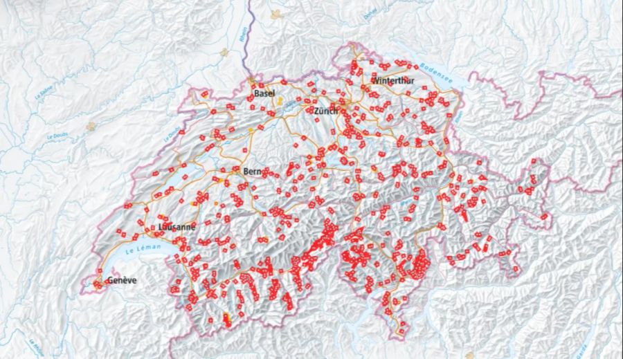 Die roten Punkte auf der Karte zeigen die gesperrten Wanderwege. Eine erhöhte Konzentration gibt es in Berggebieten.