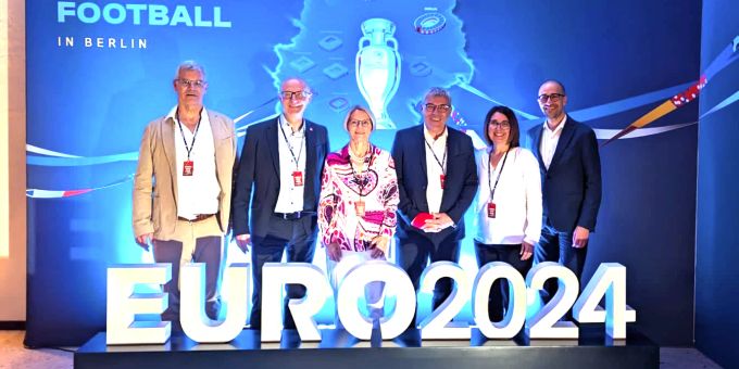 Erinnerungsbild inklusive: Nationalratspräsident Eric Nussbaumer (3.v.r) am Match der Schweizer Nati gegen Italien, mit Botschafterin Livia Leu (Mitte), Bundeskanzler Viktor Rossi (2.v.l.) und SP-Nationalrat David Roth (ganz rechts). Euro 2024 Parlamentarier