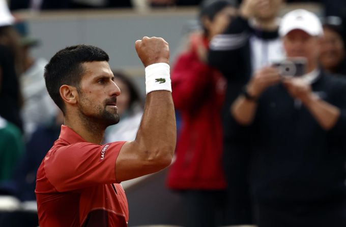 Novak Djokovic jubelt im Spiel gegen Francisco Cerundolo. Novak Djokovic