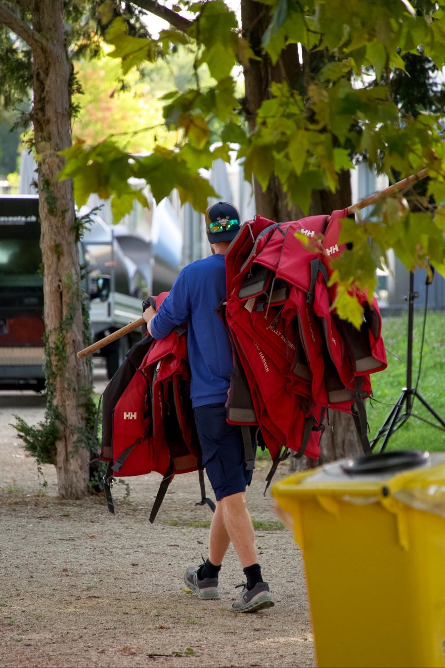 Mann Schwimmwesten Hintenansicht