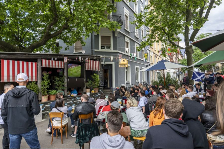 Wer die Partie im Freien, beispielsweise in einem Public Viewing, sehen will, sollte den Regenschirm einpacken.