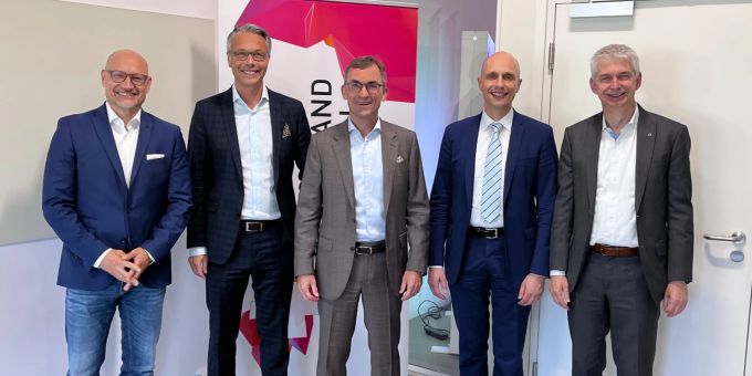 Der CEO und der VRP des Innovationspark Ost begrüssen die neu gewählten Verwaltungsratsmitglieder V.l.n.r.: Dr. Hans Ebinger (CEO), Daniel Wessner, Roland Ledergerber (VRP), Prof. Dr. Dietmar Grichnik, Dr. Volker Jörg Frost. Ratsmitglieder der Switzerland Innovation Park Ost AG