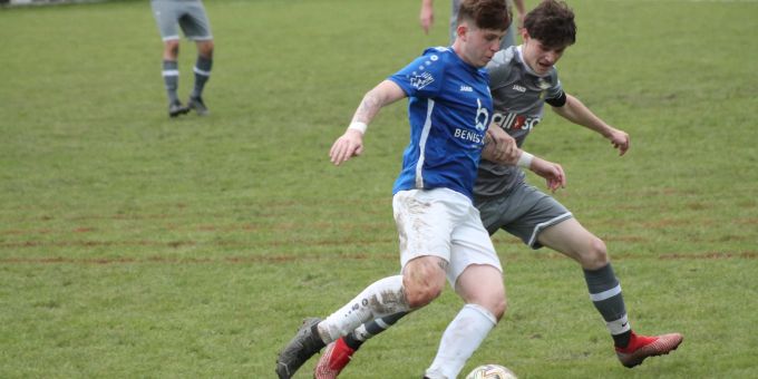 Widnau's Aaron Heule im Zweikampf mit Heiden-Kapitän Adrian Häfliger. FC Heiden Adrian Häfliger