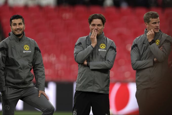 Der Trainer ist weg, die Assistenten übernehmen: Nuri Sahin (li.) soll beim BVB auf Edin Terzic folgen, Sven Bender bleibt Assistent. BVB Sahin Terzic Bender