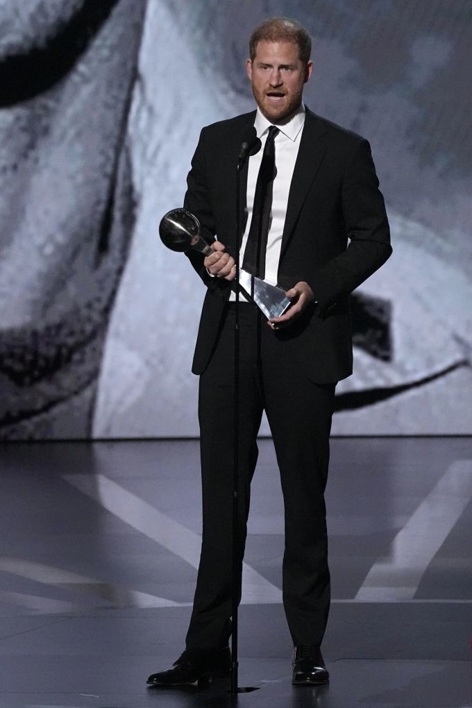 Prinz Harry nimmt den Preis entgegen. 2024 ESPY Awards