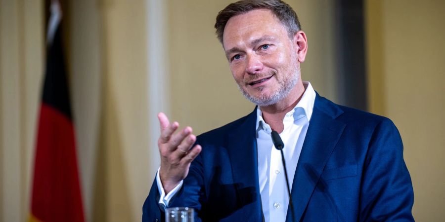 Finanzminister Lindner will Kredite für Bahn und Fernstrassen streng prüfen lassen. (Archivbild)