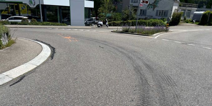 Flawil SG - Rollerfahrer (54) bei Sturz verletzt