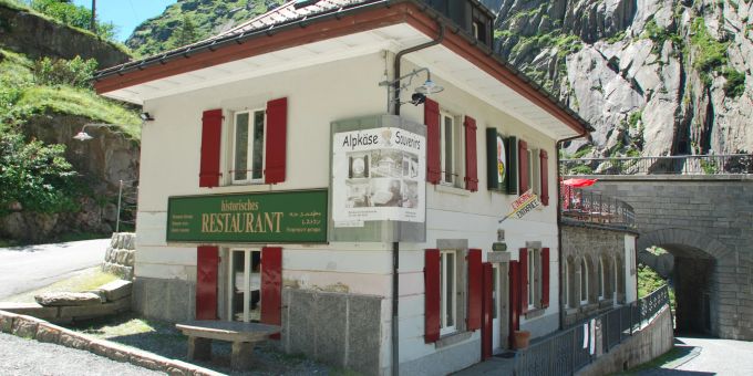 Das historische Restaurant Teufelsbrücke in der Schöllenenschlucht. Restaurant Teufelsbrücke The Chedi Andermatt