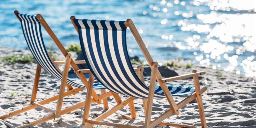 Sandstrand Meerblick Sonnenliegen