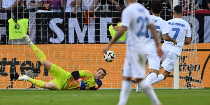 Manuel Neuer lässt gegen Griechenland einen ungefährlichen Schuss nach vorne abprallen und verschuldet so den Gegentreffer. EM 2024