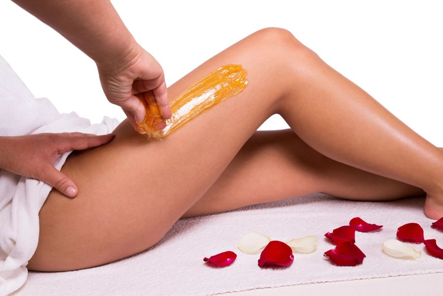 waxing, sugar-waxing, frau, kosmetikbehandlung