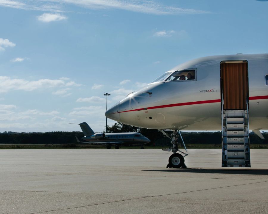 Privatjet auf der Landebahn.