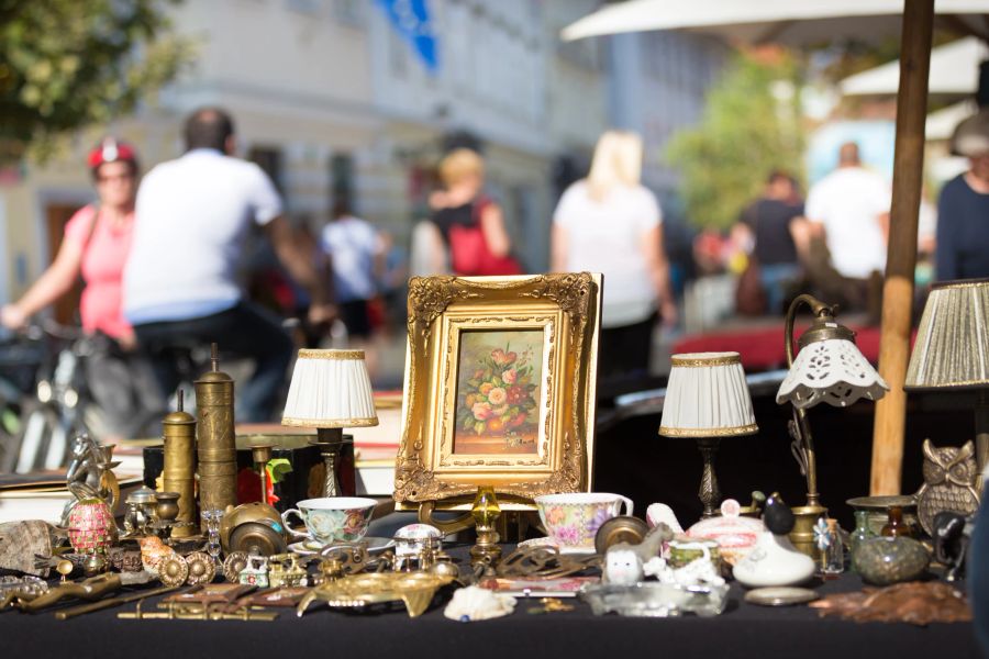 Flohmarkt mit antiker Deko.