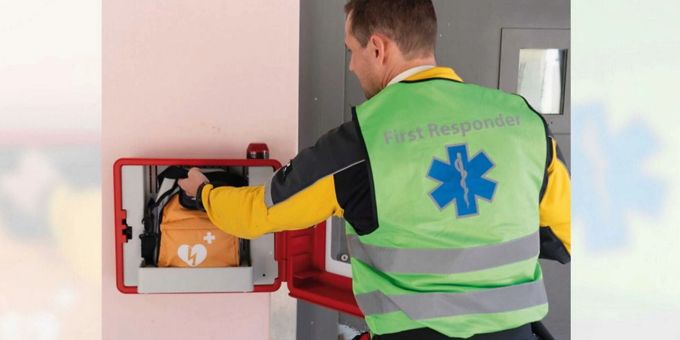 First Responder sind ehrenamtliche Ersthelferinnen und Ersthelfer, die bis zum Eintreffen der professionellen Rettungskräfte eine überlebenswichtige Erstversorgung leisten. Rettungskräfte