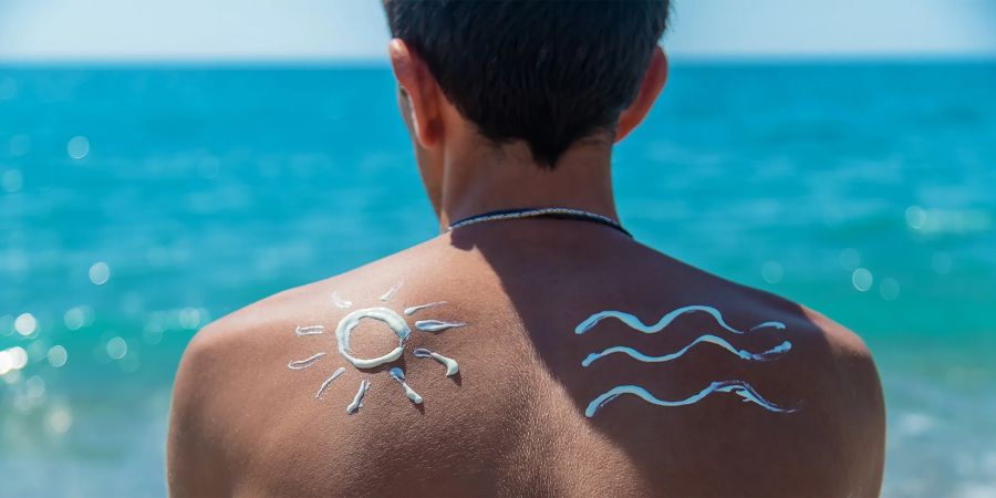 Sonnenschutz gehört in den Badeferien ins Gepäck – und kann je nach Ferienland überraschend teuer werden. Bild: Adobe Stock
