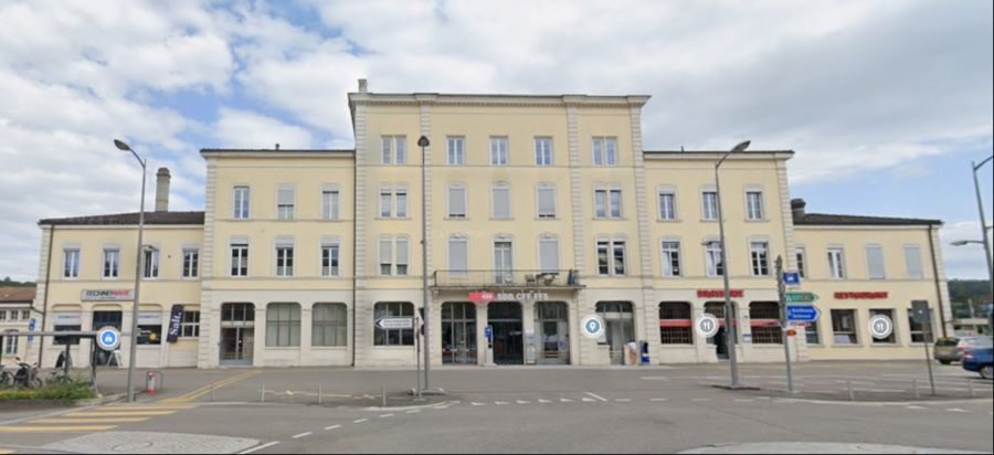 Der Bahnhof Pruntrut JU, dort hat sich ein Mann unberechtigt in einem Wartebereich aufgehalten und wurde mit 100 Franken gebüsst.