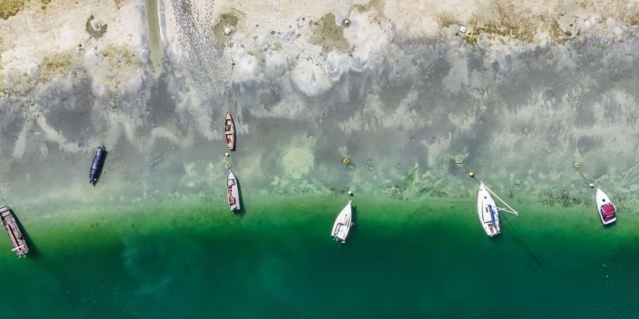 ARCHIV - Bei sonnigem Spätsommerwetter am Bodensee liegen einige Boote aufgrund des niedrigen Wasserstands auf dem Trockenen. Foto: Marius Bulling/onw-images/dpa