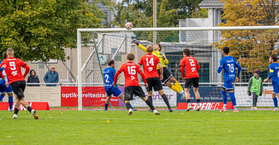 Muri-Gümligen-Keeper Nydegger klärt vor den Münsigern Müllener, Michel und Fuhrer.