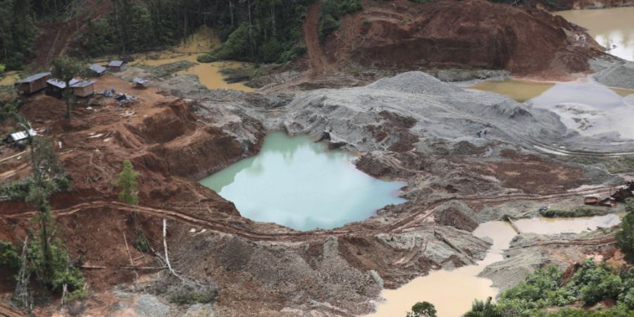 ARCHIV - Blick auf eine abgeholzte Fläche in Magui Payan, an der illegalen Goldbergbau betrieben wird. Foto: Fernando Vergara/AP/dpa