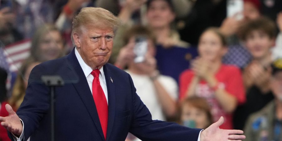 ARCHIV - US-Präsident Donald Trump trifft in Wasilla, Alaska, zu einer Wahlkampfveranstaltung im Curtis D. Menard Memorial Sports Center ein. Foto: Lindsey Wasson/AP/dpa