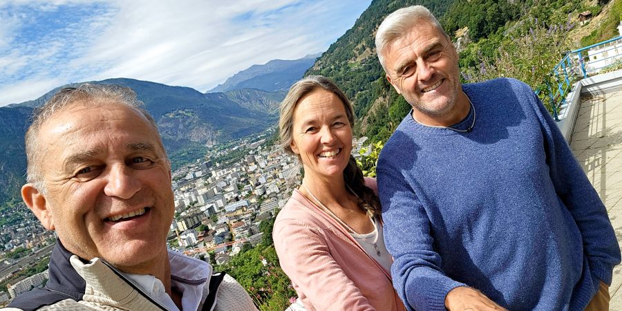 Katja und Rino Hischier mit Markus Graf (links).