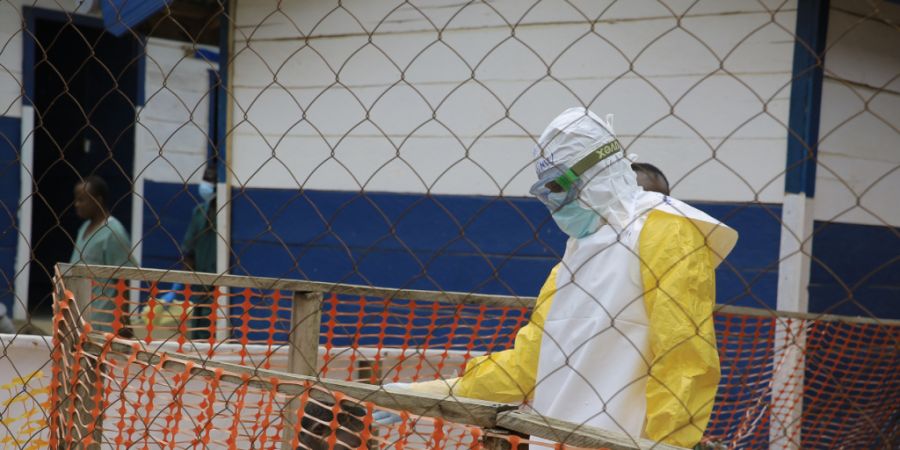 ARCHIV - ARCHIV. Ein Mitarbeiter des Gesundheitswesens spricht in einem Behandlungszentrum für Ebola-Patienten in der Provinz Nord-Kivu im Osten des Kongo mit einem Kind. Foto: Sebasti...