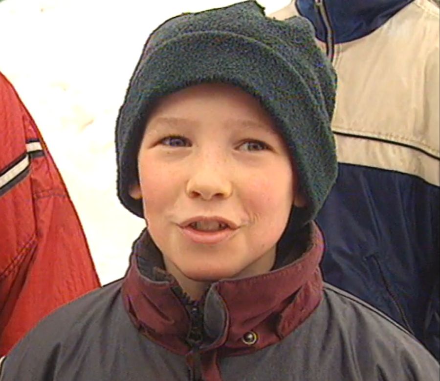 Der elfjährige Markus Schnyder erzählte in der SRF-«Tagesschau» vom 20. Februar 1999, wie er die Staublawine erlebt hatte.