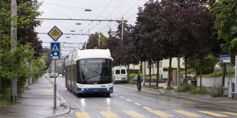 Statt der Buslinie 32 soll künftig ein Tram Affoltern mit dem Stadtzentrum Zürichs verbinden. Im Kantonsrat hat das Projekt gute Chancen. (Archivbild)