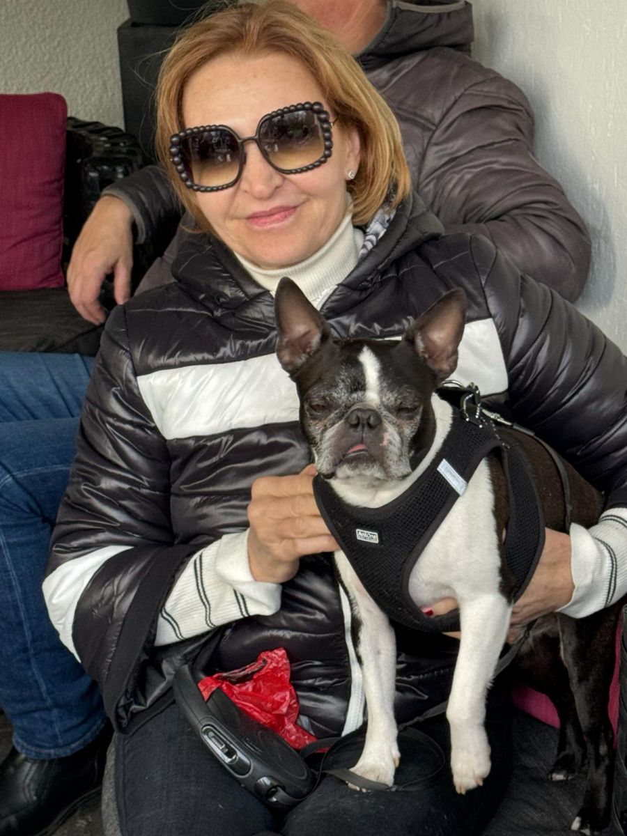 Jacqueline, First Lady beim FC Dietikon, mit Hund Rocco.