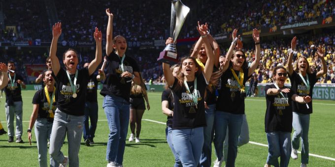 Die YB-Frauen feiern den Meistertitel mit den Fans. yb