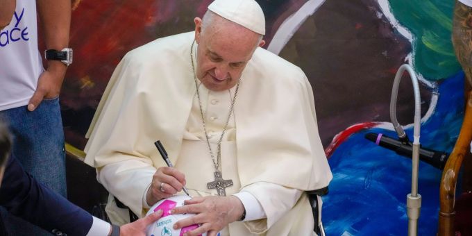 Hatte auch ein Herz für den Fussball: der gestorbene Papst Franziskus. serie a papst franziskus