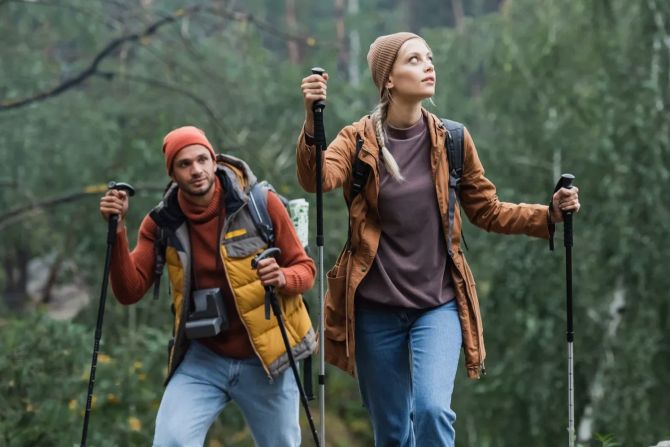 Junge Menschen beim Wandern
