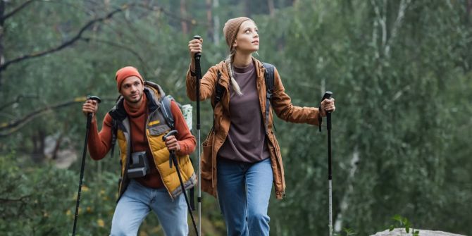Junge Menschen beim Wandern