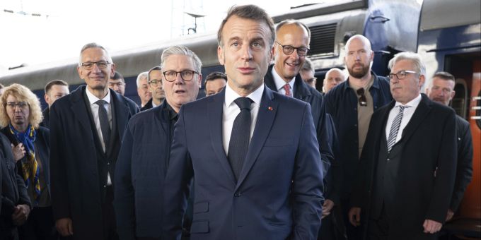 Frankreichs Präsident Macron droht Russland mit Konsequenzen, falls es einer längeren Waffenruhe im Ukraine-Krieg nicht zustimmt. Konsequenzen