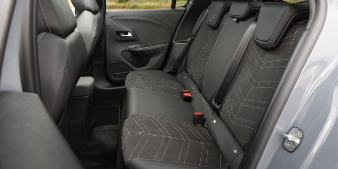 Die abfallende Dachlinie kann zudem die Kopffreiheit für grössere Passagiere einschränken. Für Kinder oder kürzere Fahrten ist der Fond jedoch in der Regel ausreichend. Opel Corsa