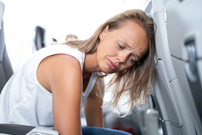Unglückliche Frau im Flugzeug