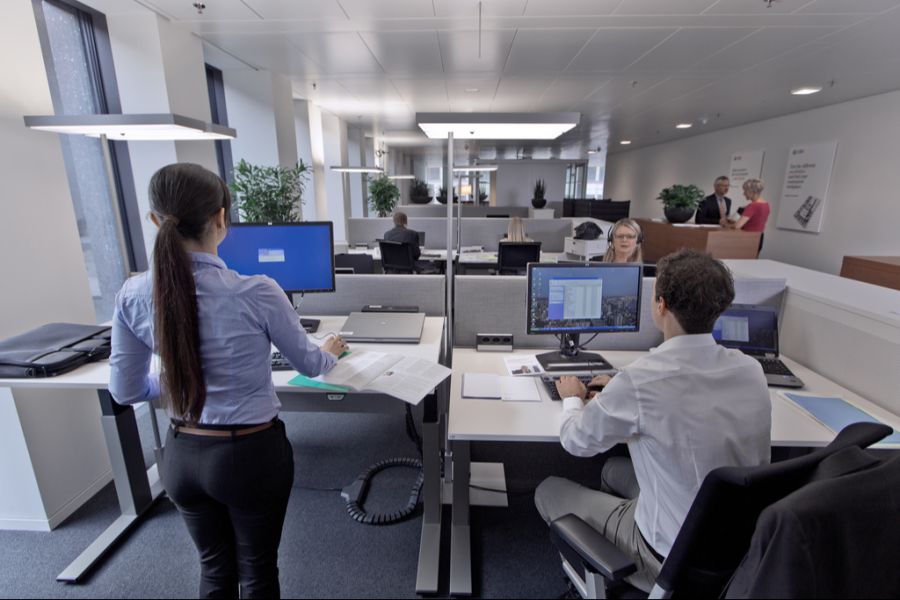 Doch offenbar ist es schwierig, im Büro einen Platz neben den Mitarbeitenden aus der gleichen Abteilung zu finden. (Symbolbild)