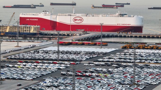 BYD hat sich zu einem der stärksten E-Auto-Hersteller der Welt entwickelt. (Symbolbild) byd frachter hafen autos