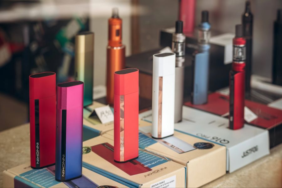 E-Zigaretten Vapes Verpackung bunt