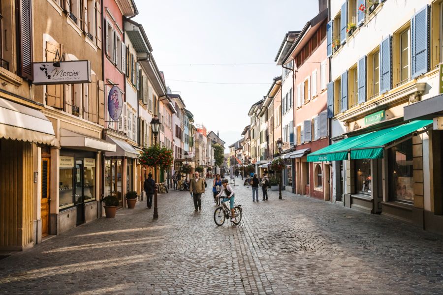 Yverdon-les-Bains, die zweitgrösste Stadt im Kanton Waadt, überrascht mit viel Charme. Das imposante Schloss im Herzen der Stadt beherbergt sowohl das Stadtmuseum als auch das Schweizer Modemuseum. In den Gässchen rund um den Place Pestalozzi oder am nahen Seeufer lässt es sich wunderbar flanieren.