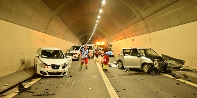 Beim Unfall auf der A15 bei Eschenbach SG verliert eine Frau (†59) ihr Leben. Eschenbach